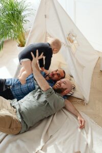 Numerologie hilft, die Talente eines Kindes zu erkennen und den Charakter besser zu verstehen. Bis zum Alter von etwa 17 Jahren ist das Kind stark vom Karma der Eltern beeinflusst. Eltern sollten daher wissen, wie sie mit ihrem eigenen Verhalten die Entwicklung und das Wohlbefinden ihres Kindes beeinflussen.<br />